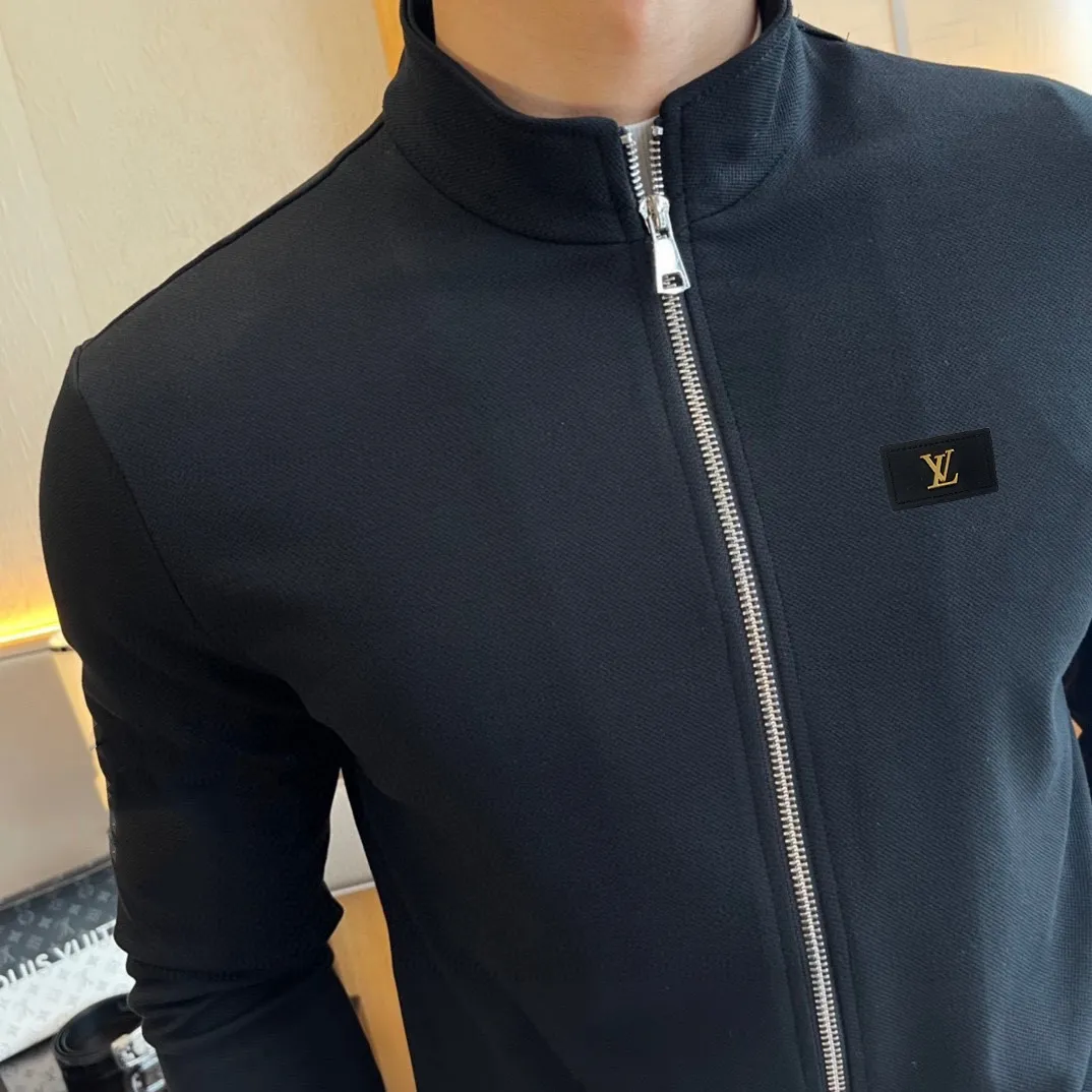 🅿️420 [LV Louis Vuitton] (Fat Man Gospel) hot-selling suit is coming. Focus on the original version of the official website. 2025 new hot-selling cardigan sweater suit. The original order is the best. 🇭🇰The meticulous work of top designers is dedicated to a fitting and perfect upper body effect. All-natural high-quality Roman cotton 100%, close-fitting comfort, noble and elegant! Original hardware embodies elegance and nobility! Counter size: M-5XL (maximum wear up to 220 pounds)